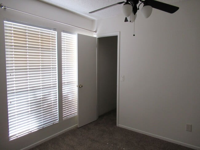 Building Photo - Nice 4 Bedroom + Den Home With Pool In AHWATUKEE!