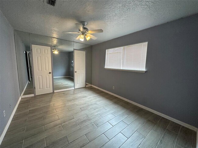 Building Photo - 16610 La Avenida Dr