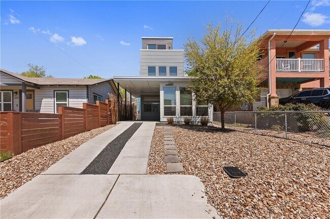 Building Photo - 2702 Crest Ave