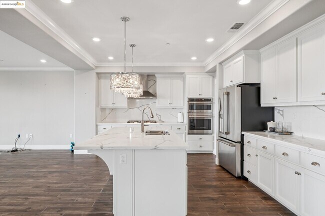 Building Photo - 6733 Skyview Dr