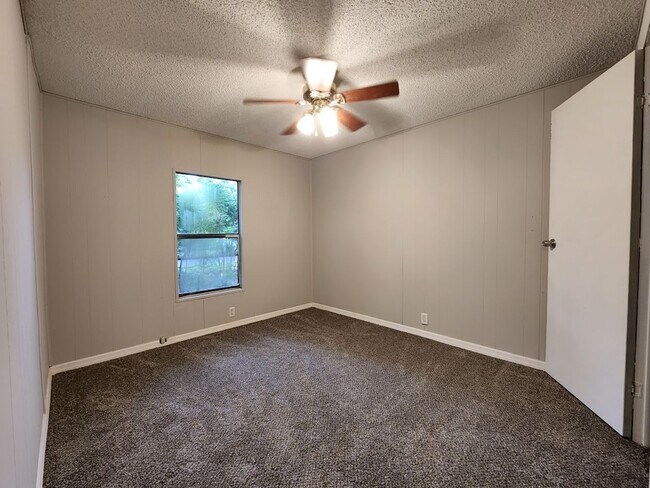 Building Photo - 3 Bed  2 Bath  2 Garage/Workshop and Fenced