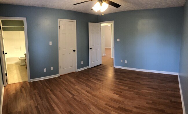 Building Photo - 5616 Jamaica Ln