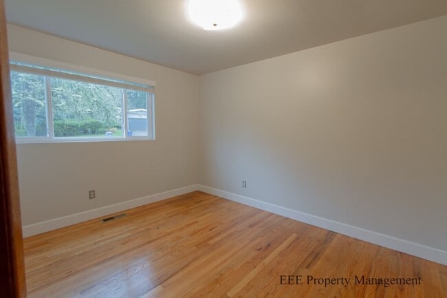 Building Photo - Bellevue Home in Phanton lake Area