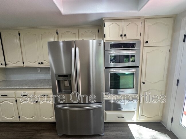 Building Photo - 4671 Club View Dr