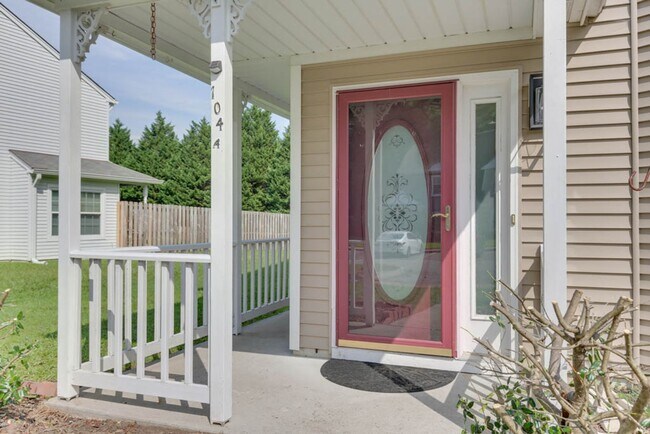 Building Photo - Updated 3-Bedroom Yorktown Townhouse with Private Yard and Community Amenities