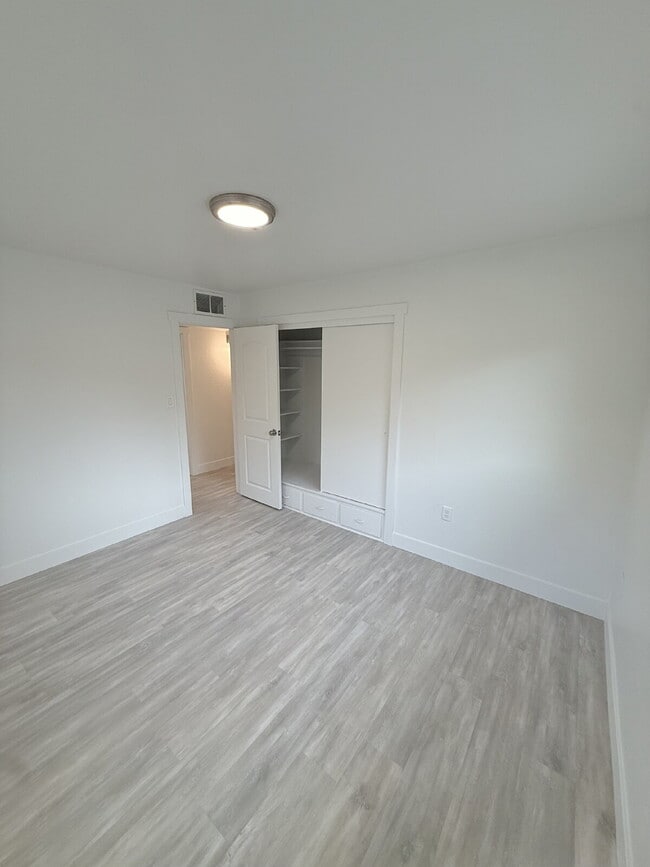 Building Photo - 288 W Diagonal #A 3 Bed/2 Bath