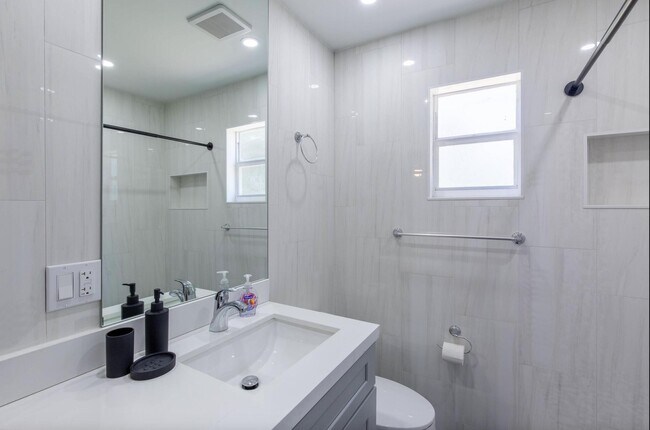 Building Photo - 16932 Aintree Dr W