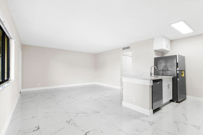 Building Photo - 712 Meadows Cir