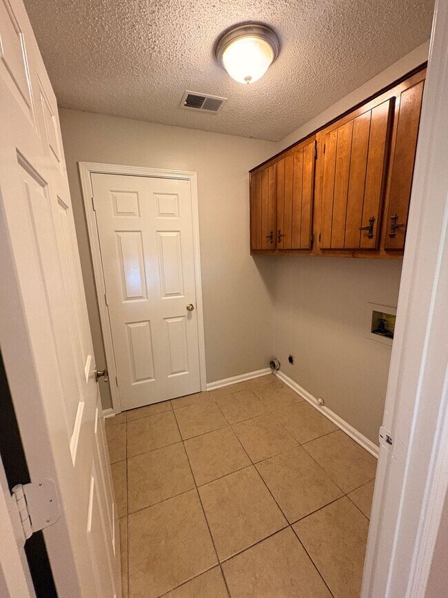 Building Photo - Spacious Home Freshly Painted and New Carpeted! Fully Fenced in Back Yard.