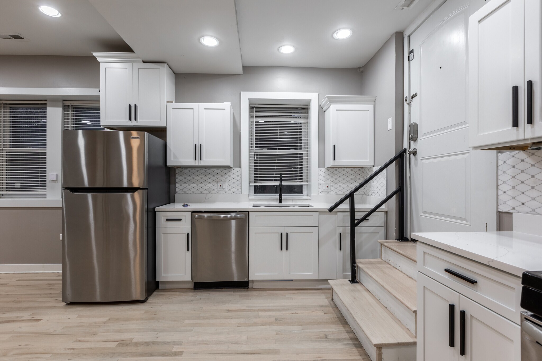 Building Photo - 1430 N Maplewood Ave