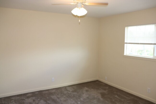 Building Photo - Unit 3