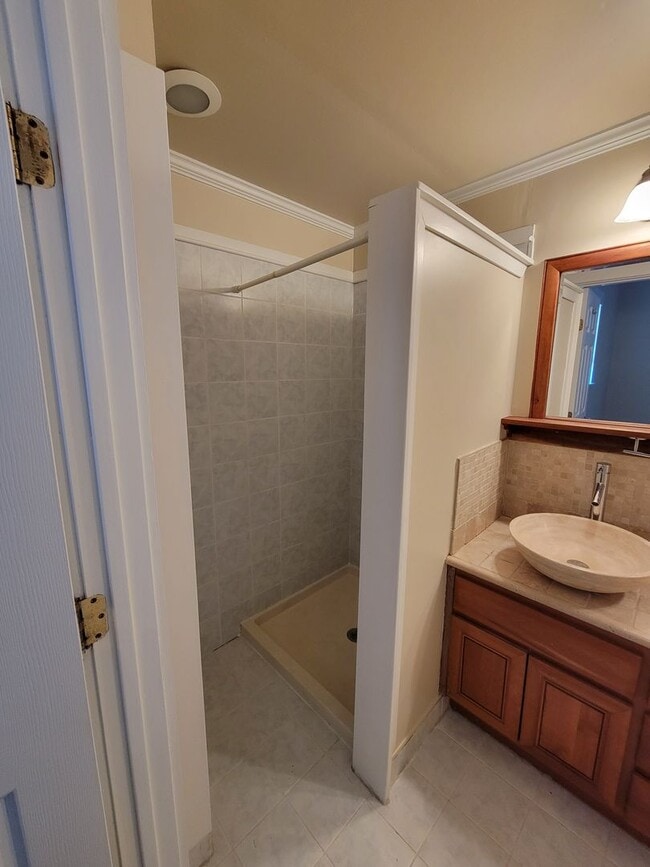 Building Photo - Adorable Downtown Duplex / 2 Bedroom 1 Bath