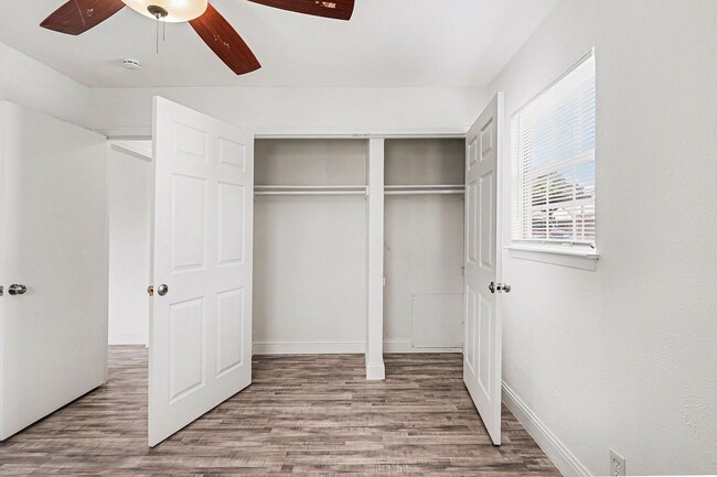 Building Photo - 2211 Barbell Ln