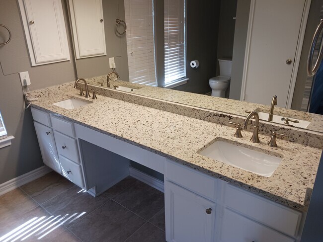 Building Photo - 7510 Legend Rock