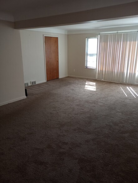 FAMILY ROOM - 20216 Stratford Rd