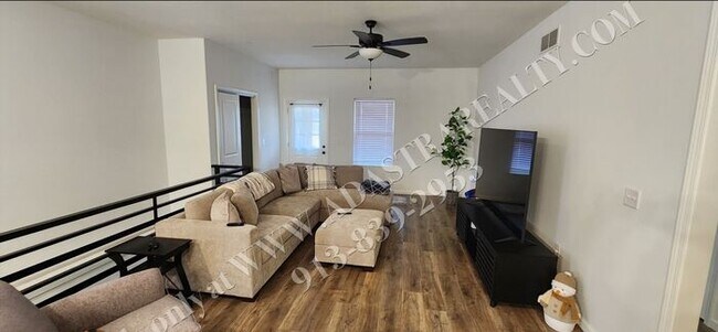Building Photo - Like New Furnished Home in Lawrence Short Term Lease-Available NOW!!