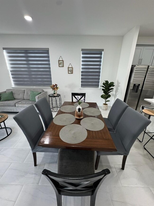 Building Photo - 649 N Lincoln St