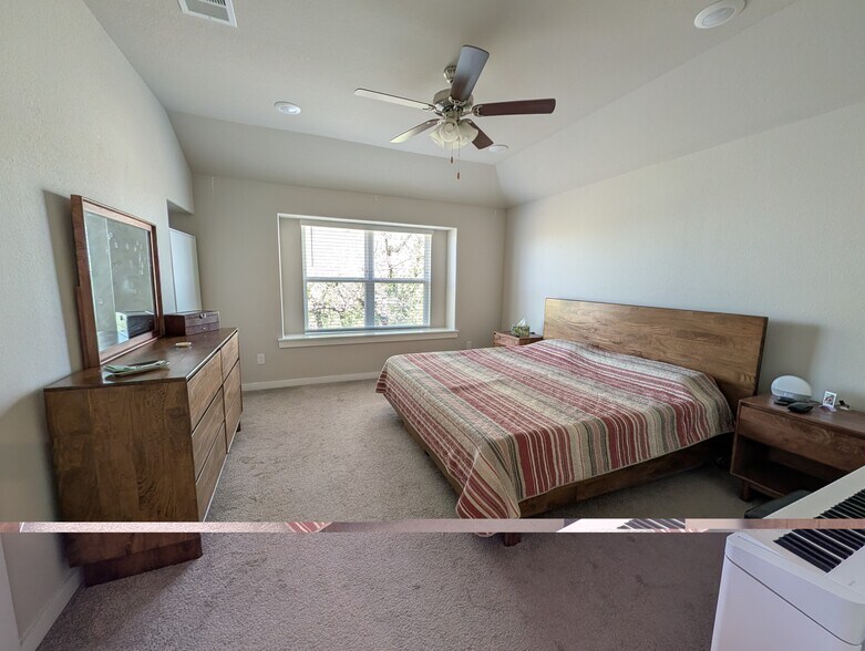 Building Photo - 2316 Calvert Dr