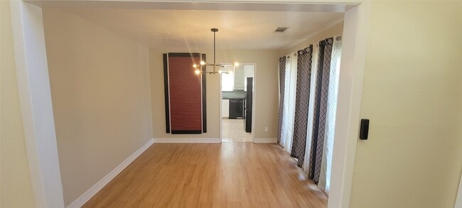 Building Photo - 11302 Meadow Lake Dr