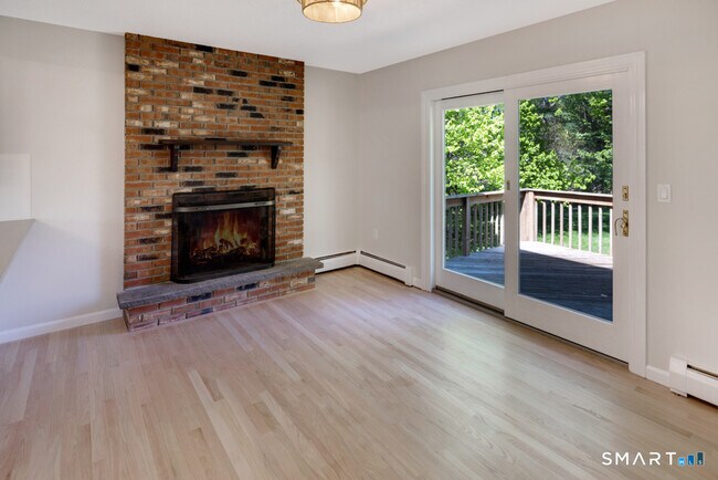 Building Photo - 10 Meadow Ln