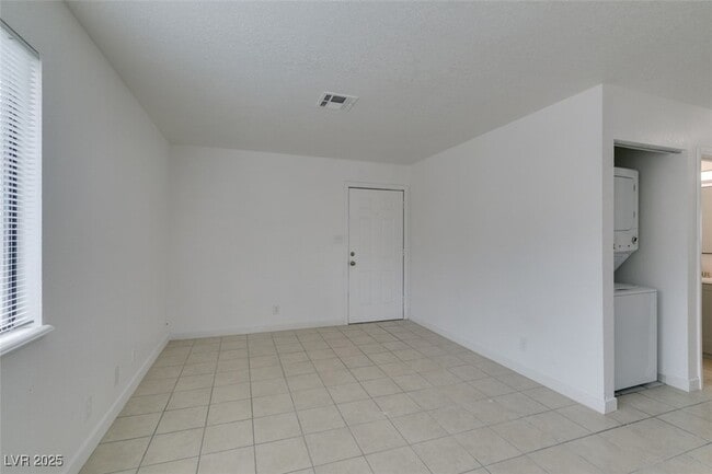 Building Photo - 6987 Mendon Ln