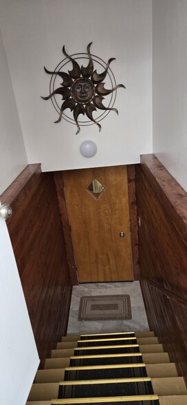 Entry - 206 N Maple St