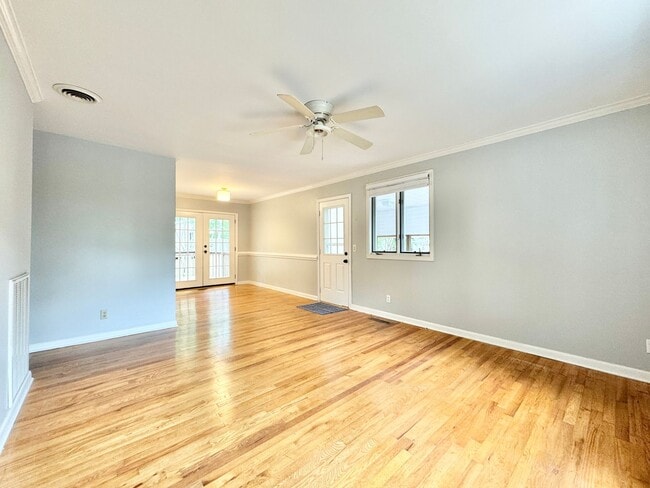 Building Photo - Remodeled 3BR in Guilford Hills