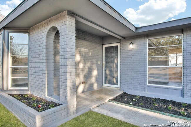 Building Photo - Move-in ready 3-bedroom, 2-bath home in San Antonio