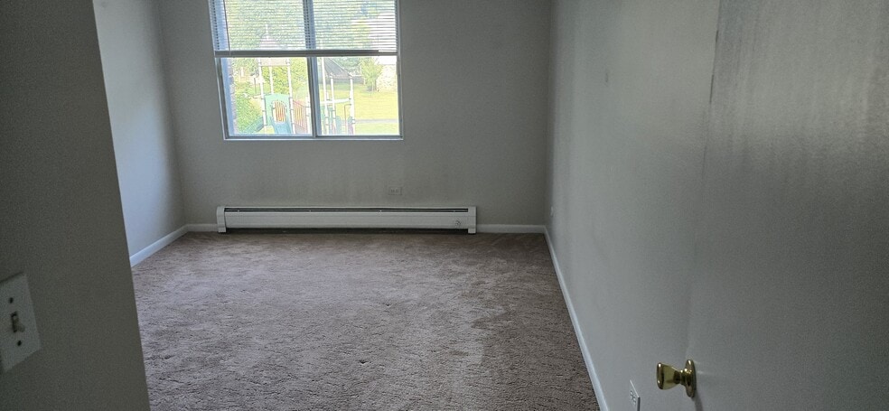 Building Photo - 910 E Old Willow Rd