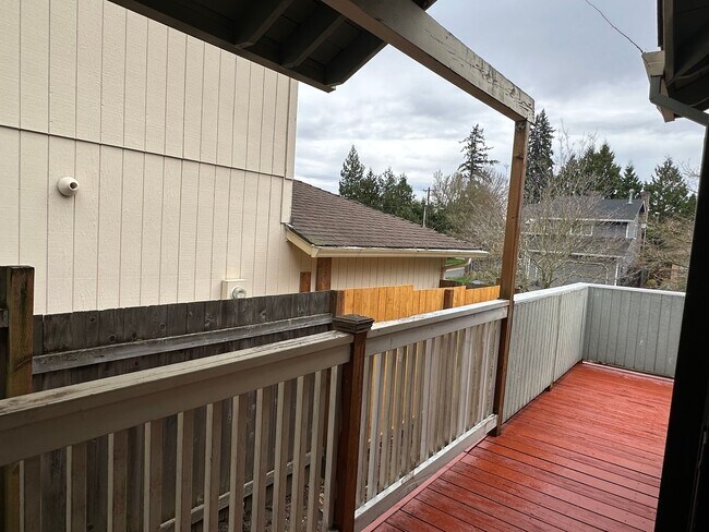 Building Photo - Large 3 Bed, 2 Bath Home!