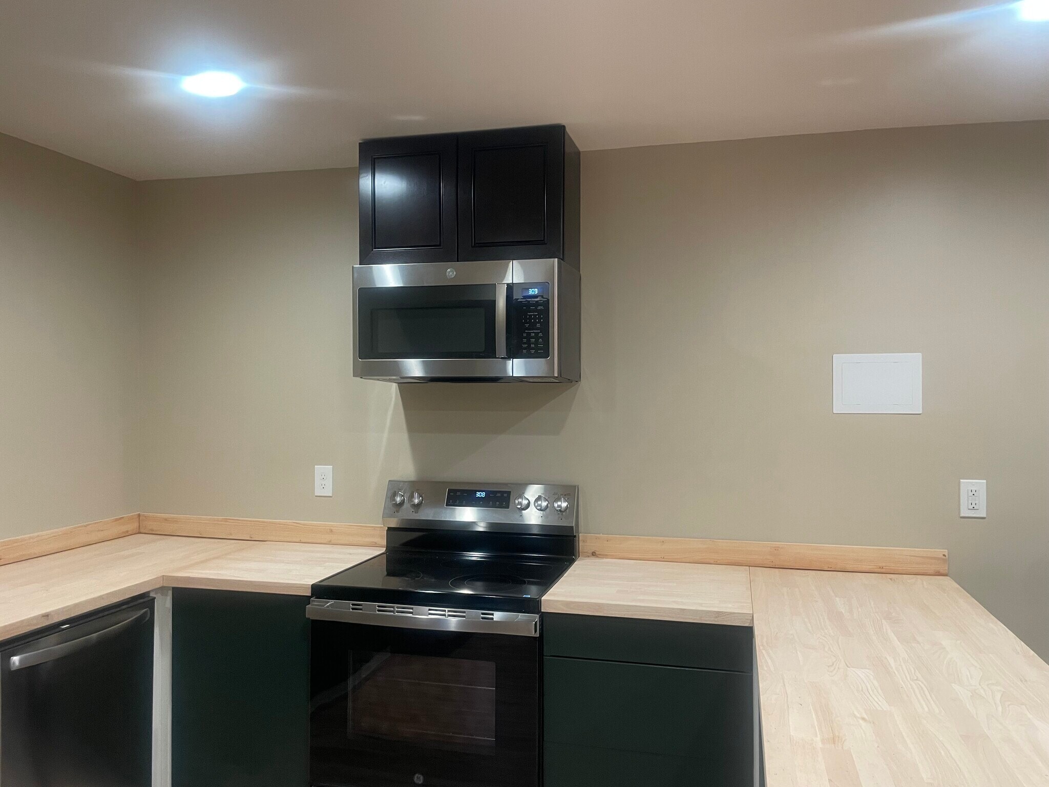 Kitchen - 2409 Foxtrot Rd