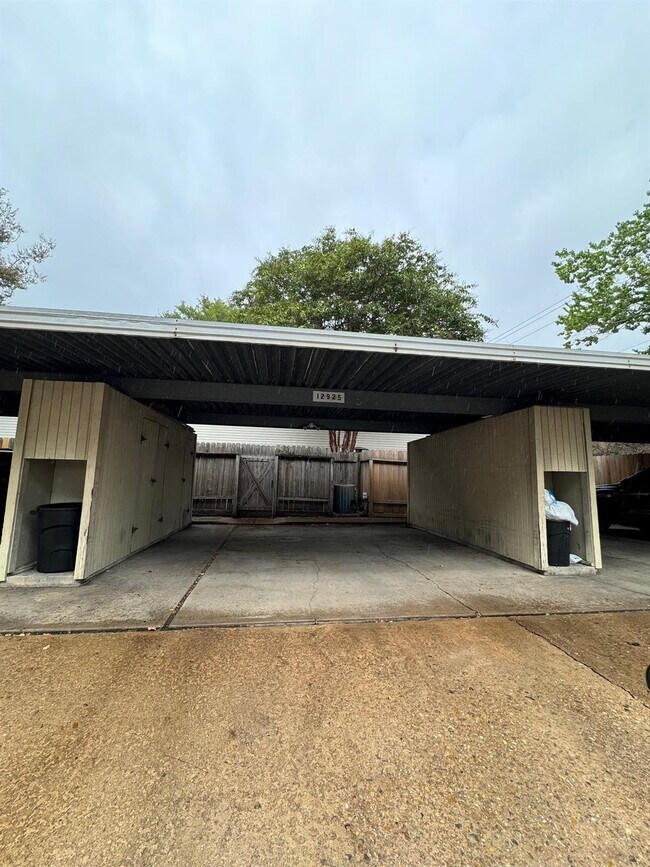 Building Photo - 12925 Trail Hollow Dr