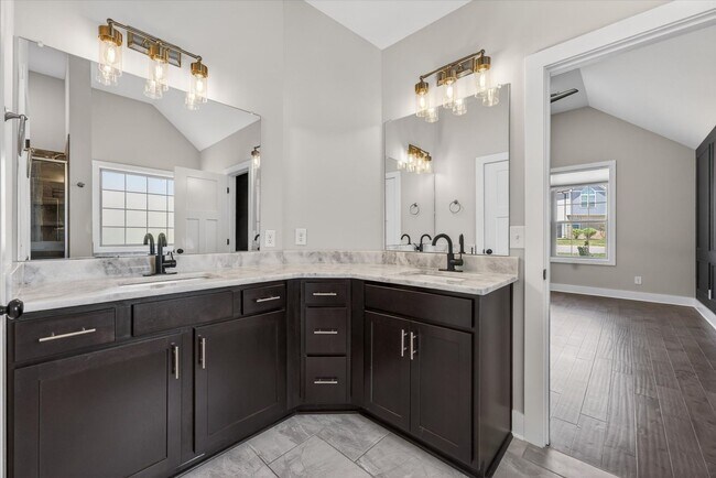 Building Photo - Pet Friendly Three Bedroom!