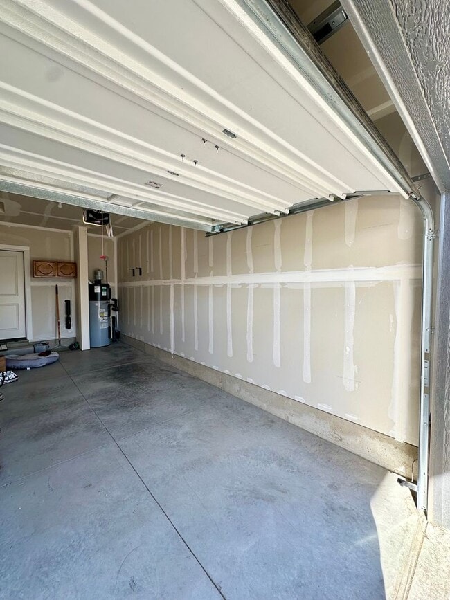 Building Photo - Bright & Modern in NW Redmond