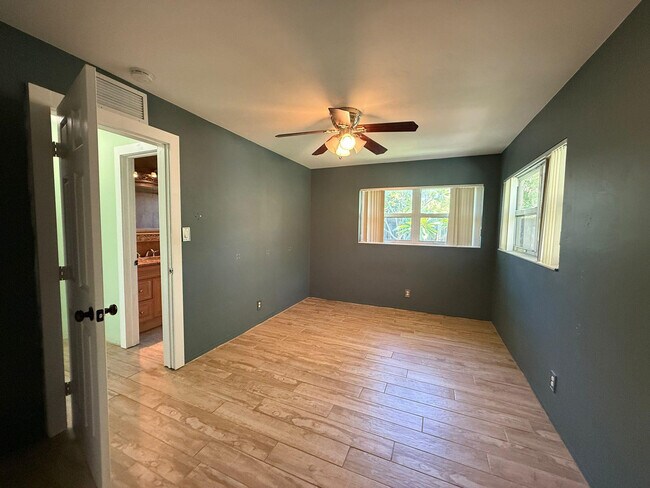 Building Photo - 2957 NW 6th Ave