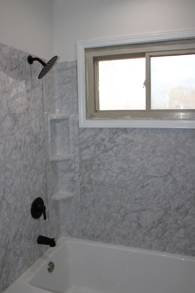 Building Photo - Spacious 5-bedroom, 2.5 full-bath home located in Shawnee, KS