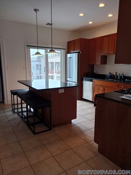 Building Photo - 467 E 8th St