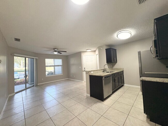 Building Photo - Lake Mary Condo ~ Fresh Paint, Tile Flooring, Updated Kitchen/Bath!
