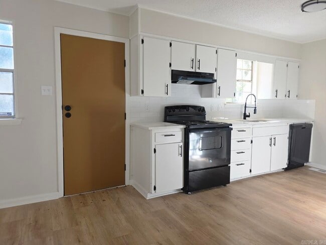 Building Photo - 5505 Crescent Dr