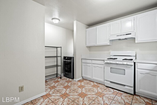 Building Photo - 4 br, 2.5 bath House - 417 E 41st St