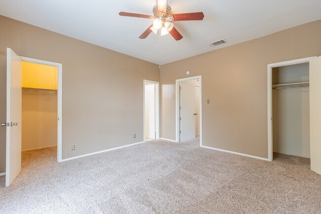 Building Photo - 3678 Hidden Dr