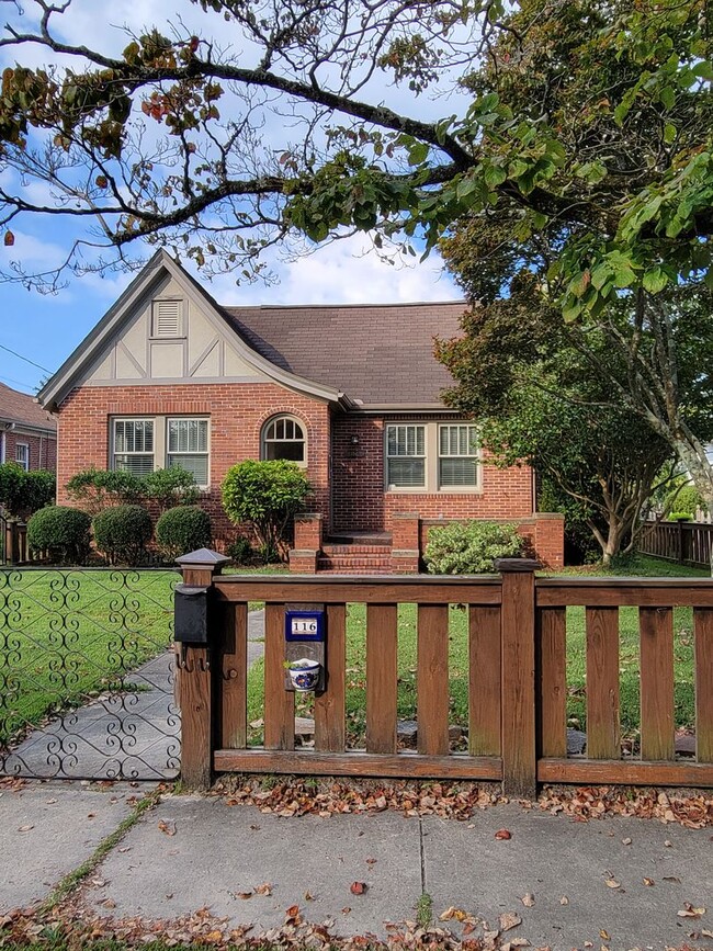 Primary Photo - Charming Cottage Style in Brookwood/Forest...