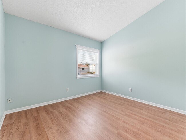 Building Photo - Absolutely stunning executive 2/1.5 townhome in South Tampa