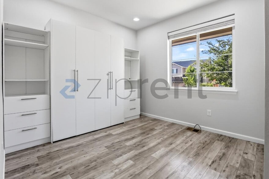 Building Photo - Unit