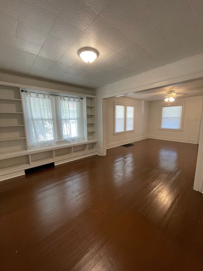 Building Photo - Three Bedroom Single Family Home Near Loeb Stadium