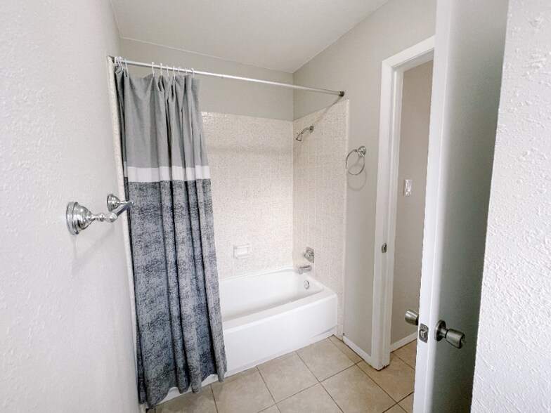 Building Photo - 1602 Dale Cove