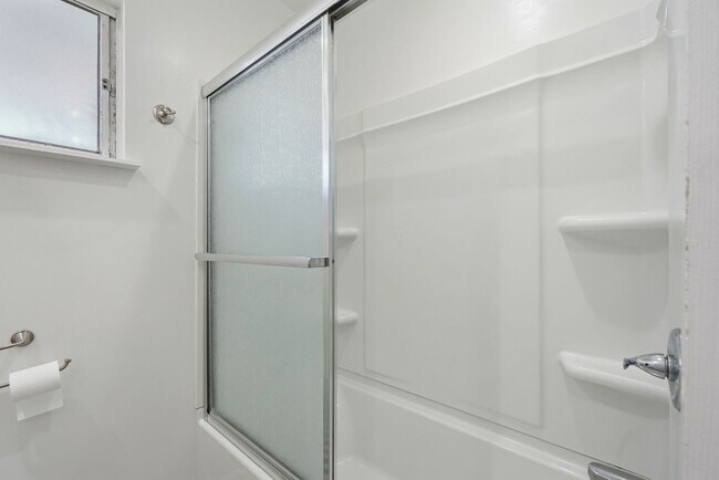 Building Photo - Beautiful Spacious 3-bedroom 1.5-Bath Home in Concord!