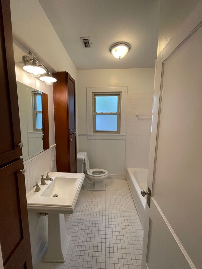 Building Photo - Freshly updated 2/2/Study home