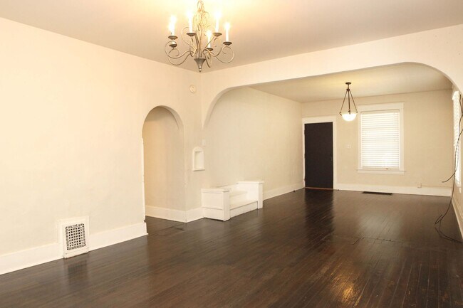 Building Photo - 318-320 W Myrtle