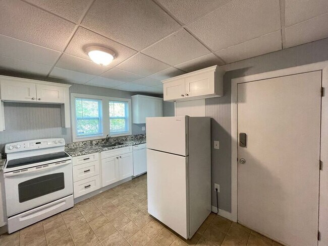 Building Photo - 37 Branch St